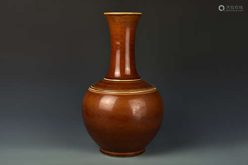 AN AUBERGINE GLAZED DECORATIVE VASE QING DYNASTY