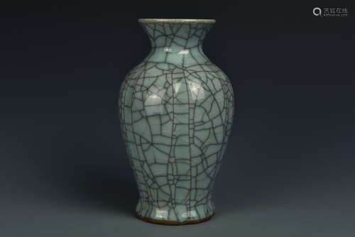 A GE BALUSTER VASE QING DYNASTY