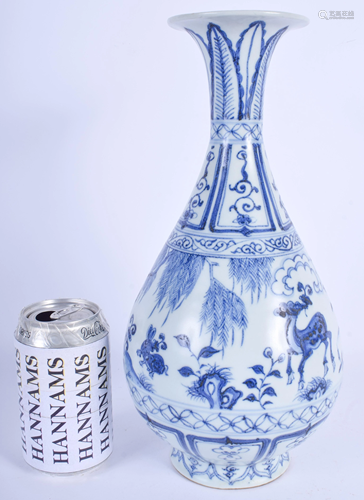 A CHINESE BLUE AND WHITE VASE 20th Century. 30…