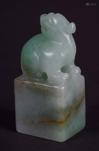 A 19TH CENTURY CHINESE CARVED JADEITE SE…