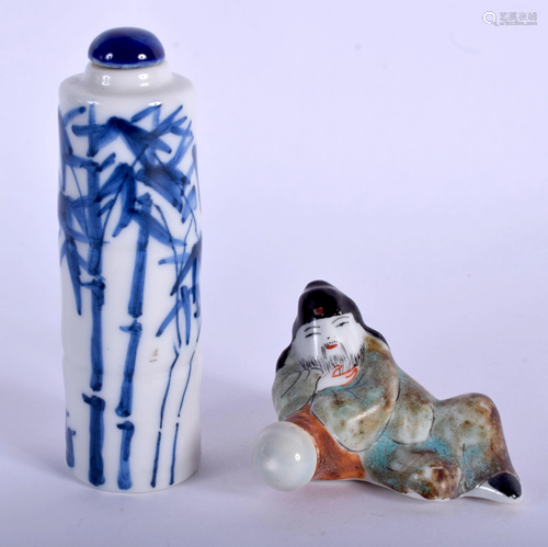 TWO CHINESE SNUFF BOTTLES 20th Century. Largest…