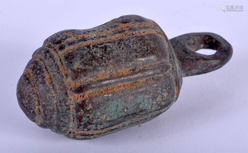 A CHINESE BRONZE WEIGHT. 7 cm long.