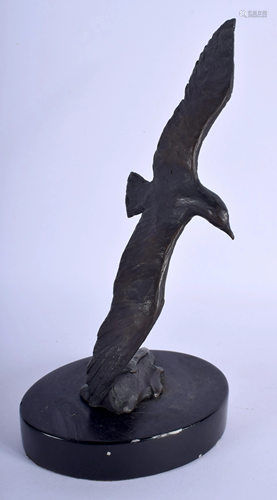 A BRONZE BIRD SCULPTURE. Bronze 21 cm hi…