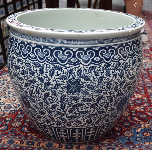 A HUGE 19TH CENTURY CHINESE BLUE AND WHITE P…