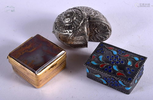 THREE VINTAGE SNUFF BOXES. (3)