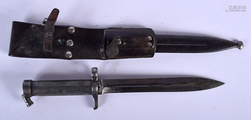 A VINTAGE MILITARY DAGGER. 35 cm long