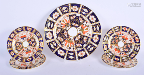 THREE ANTIQUE DAVENPORT IMARI DISHES to…