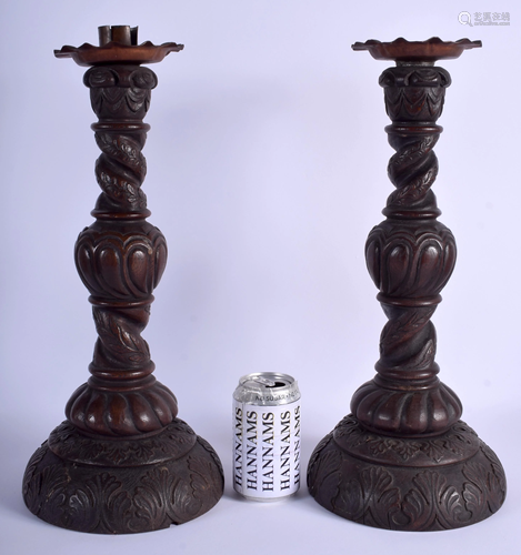 A PAIR OF ANTIQUE CONTINENTAL CARVED WOOD