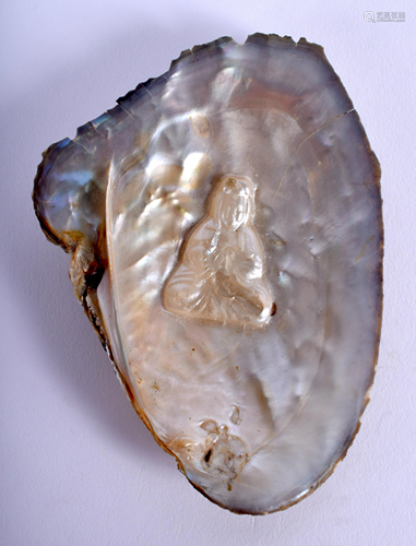 AN ANTIQUE CHINESE SHELL. 8 cm x 10 cm.