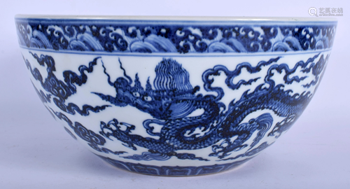 A LARGE CHINESE BLUE AND WHITE PORCELAIN DIC…