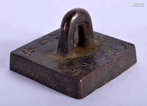 A CHINESE BRONZE SEAL. 4.5 cm square.