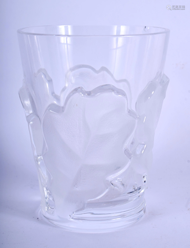 A FRENCH LALIQUE GLASS VASE. 12 cm high.