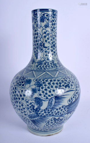 A CHINESE BLUE AND WHITE PORCELAIN VASE 20th…