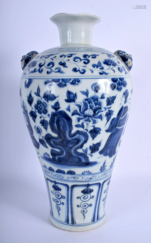 A CHINESE BLUE AND WHITE PORCELAIN VASE 20th…