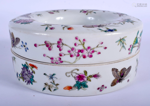 A CHINESE PORCELAIN CIRCULAR BOX AND COVER …