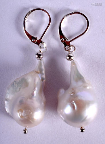 A PAIR OF SILVER AND PEARL EARRINGS. 3 cm long.