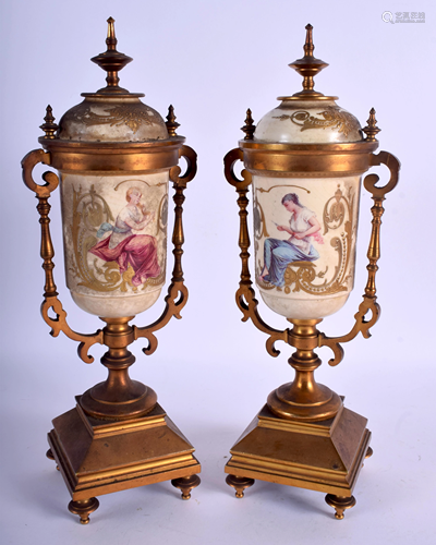 A PAIR OF 19TH CENTURY FRENCH PORCELAI…