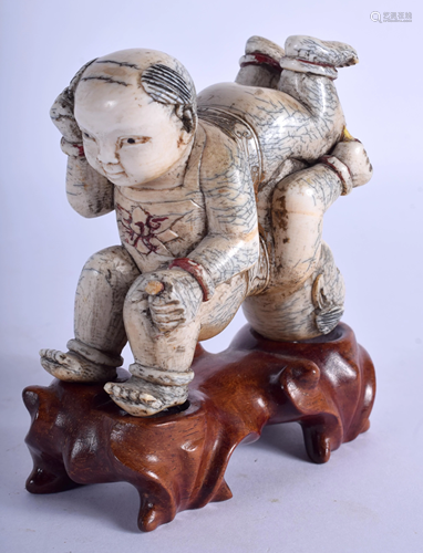 AN EARLY 20TH CENTURY CHINESE CARVED …