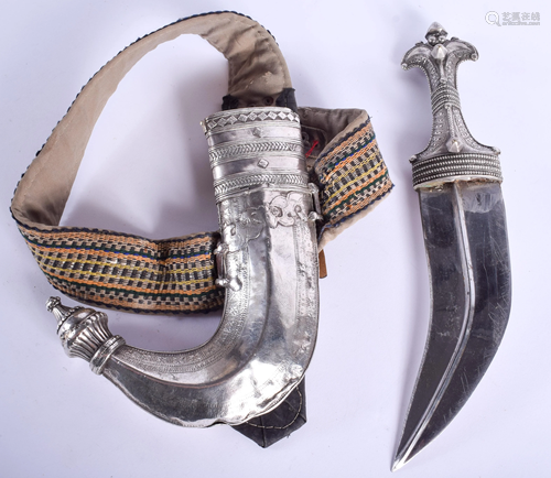 AN ANTIQUE SILVER MOUNTED JAMBIYA DAGGER …