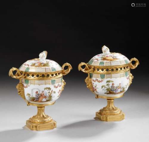 PAIR OF COVERED STYLE STYLE VASES LOUIS XVI, END O…