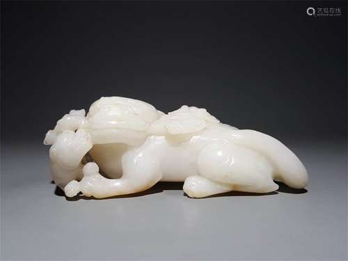 A CHINESE CARVED HETIAN JADE BEAST SHAPE ORNAMENT