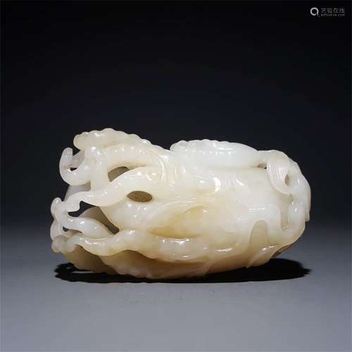 A CHINESE CARVED HETIAN JADE ORNAMENT