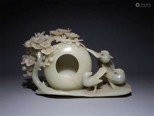 A CHINESE CARVED HETIAN JADE ORNAMENT