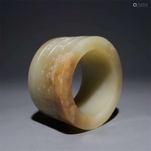 A CHINESE CARVED HETIAN JADE THUMB RING