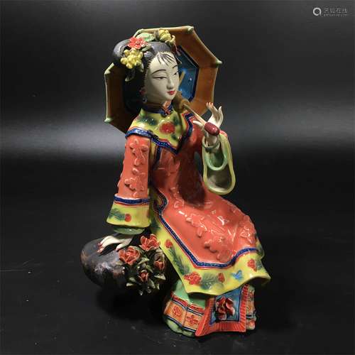 A CHINESE PORCELAIN BEAUTY STATUE