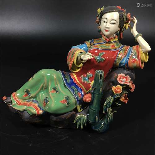 A CHINESE PORCELAIN BEAUTY STATUE