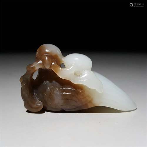 A CHINESE CARVED HETIAN JADE BIRD ORNAMENT