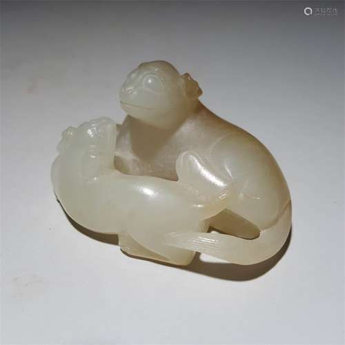 A CHINESE CARVED HETIAN JADE MOTHER AND CHILD ORNAMENT