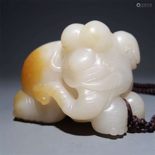 A CHINESE CARVED HETIAN JADE ELEPHANT ORNAMENT