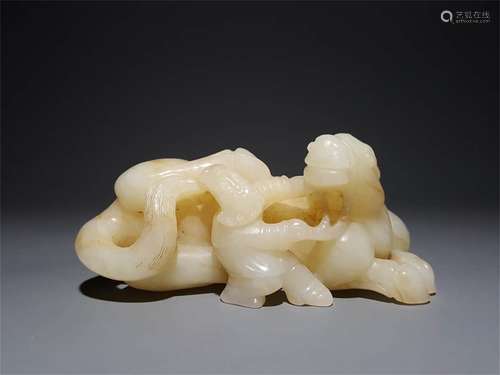 A CHINESE CARVED HETIAN JADE ORNAMENT