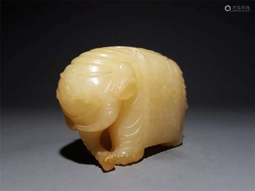 A CHINESE CARVED HETIAN JADE ELEPHANT ORNAMENT