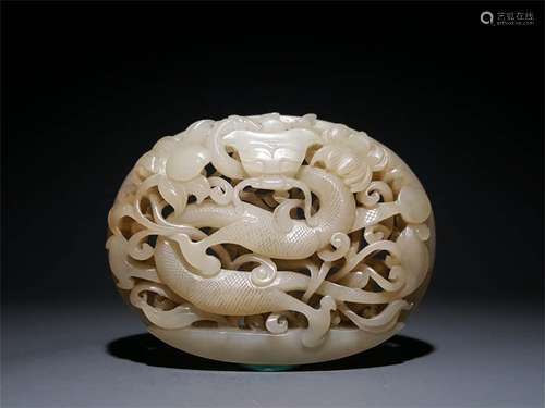 A CHINESE CARVED HETIAN JADE DRAGON PATTERN ORNAMENT