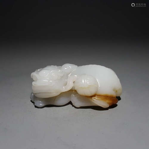 A CHINESE CARVED HETIAN JADE BEAST ORNAMENT
