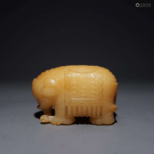 A CHINESE CARVED HETIAN JADE ELEPHANT ORNAMENT
