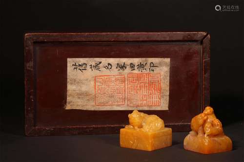 A CHINESE TIANHUANG STONE SEAL SET