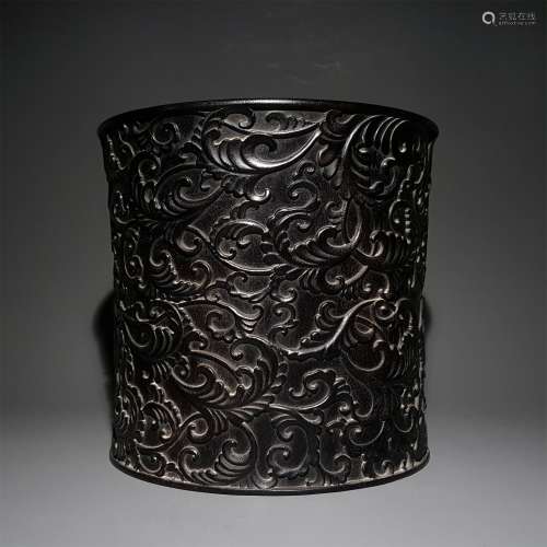 A QING DYNASTY ROSEWOOD FLOWER PATTERN BRUSH HOLDER