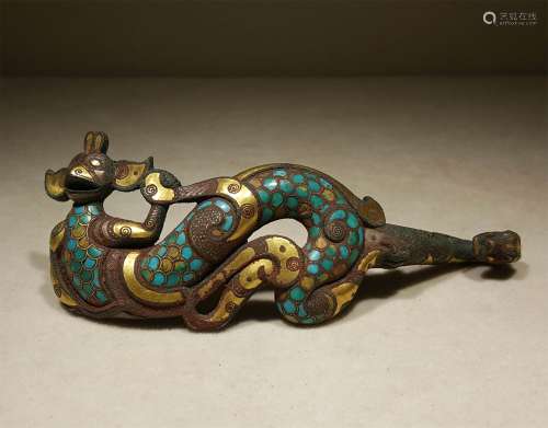 A WARRING STATES PERIOD BRONZE MIXED SILVER AND GOLD INLAID TURQUOISE CORD HOOK