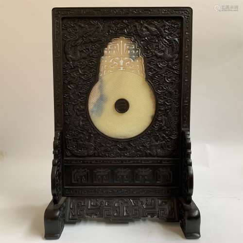 A QING DYNASTY 
ROSEWOOD INLAID JADE DRAGON PATTERN TABLE SCREEN