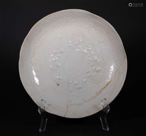 A LIAO DYNASTY DING KILN CARVED DOUBLE FISH PATTERN PLATE