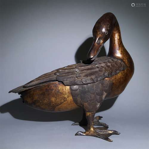 A MING DYNASTY GILTING DUCK ORNAMENT