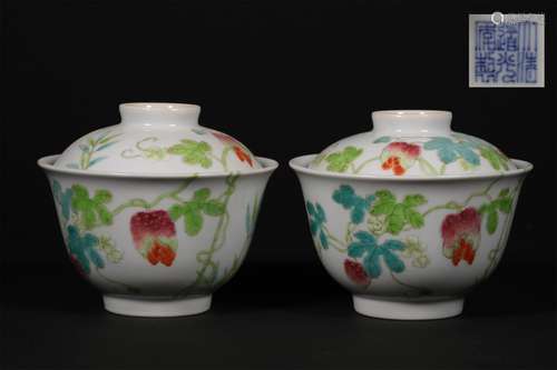 A PAIR OF QING DYNASY FAMILLE ROSE CUPS WITH LIDS