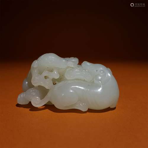 A QING DYNASTY CARVED JADE DUO-DOG SHAPE ORNAMENT