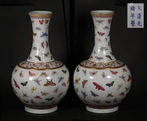 A QING DYNSATY FLOWER PATTERN PORCELAIN VASE