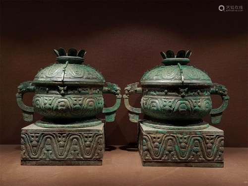 A PAIR OF WARRING STATES PERIOD BRONZE 
JARS WITH LIDS