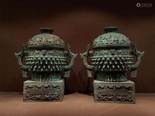 A PAIR OF WARRING STATES PERIOD BRONZE 
VESSELS