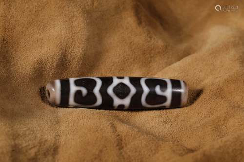 AN ANCIENT BOTTLE PATTERN DZI BEAD